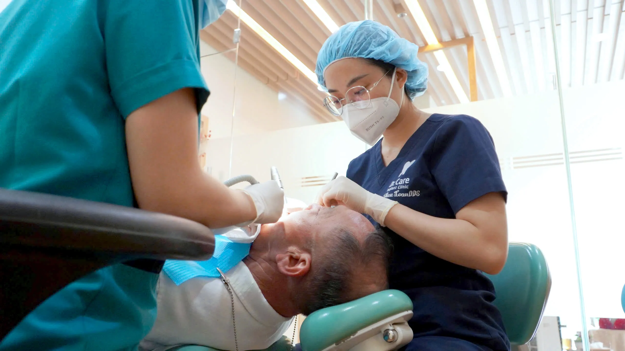 Bác sĩ Dr. Care điều trị trồng răng Implant cho khách hàng